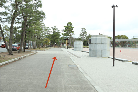 1.京都市京セラ美術館正面玄関を出て右折し、神宮道を北へ進んでください。