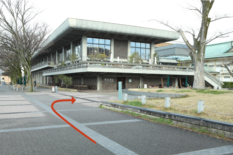 3.右側にある岡崎公園を通り過ぎ、ロームシアター京都手前を右折して進むと、京都市美術館別館の正面玄関になります。